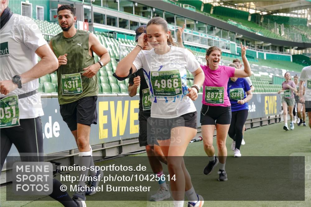 13.09.2026 - 21. swb-Marathon Bremen Michael Burmester http://msf.ph/oto/10425614 13.09.2026 13:24:44 Laufen im Stadion 137, 182, 213, 294, 324, 434, 505, 543, 548, 721, 723, 739, 743, 752, 815, 818, 966, 1273, 1410, 1463, 1471, 1491, 1504, 1515, 1561, 1597, 1598, 1830, 1944, 1953, 2059, 2095, 2211, 2252, 2267, 2271, 2286, 2312, 2323, 2354, 2445, 2465, 2483, 2495, 2497, 2503, 2506, 2554, 2571, 2591, 2644, 2752, 2768, 2776, 2833, 2878, 2896, 2936, 2968, 2981, 3005, 3142, 3211, 3259, 3282, 3288, 3289, 3292, 3298, 3306, 3312, 3329, 3364, 3381, 3390, 3395, 3447, 3770, 3819, 4466 meine-sportfotos.de
