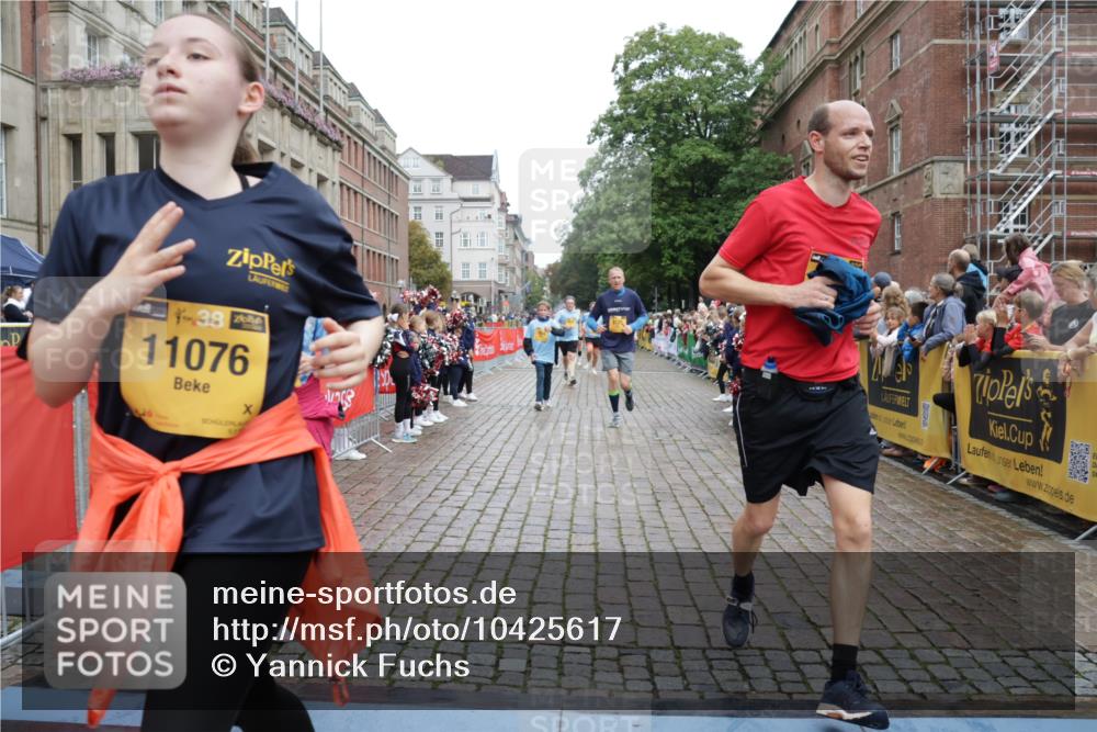 13.09.2026 - Kiel Lauf Yannick Fuchs http://msf.ph/oto/10425617 13.09.2026 09:46:12 Ziel 442, 2482, 3052, 3954, 4918, 5855, 5955, 6732, 7015, 7308, 8125, 10203, 10685, 10898, 11076, 11078, 557, 1415, 1418, 2127, 2788, 3025, 3142, 3301, 3974, 4413, 4569, 4909, 4910, 5234, 5511, 5757, 5829, 7202, 7349, 7572, 7911, 7924, 8244, 8611, 8859, 9841, 10036, 10142, 10392, 10445, 10719, 12374, 12841, 167, 181, 3361, 6355, 6577, 6857, 7439, 9832, 10117, 10913, 10946, 11316, 11859, 11861, 12173, 12495, 12621, 1023, 1579, 6038, 8126 meine-sportfotos.de