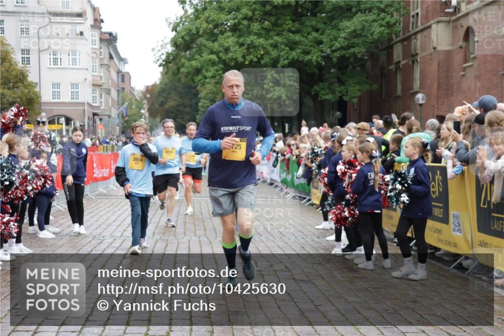 13.09.2026 - Kiel Lauf Yannick Fuchs http://msf.ph/oto/10425630 13.09.2026 09:46:13 Ziel 442, 2482, 3052, 3954, 4918, 5855, 5955, 6732, 7015, 7308, 8125, 10117, 10203, 10685, 10898, 11076, 11078, 557, 1415, 1418, 2127, 2788, 3025, 3142, 3301, 3974, 4413, 4569, 4909, 4910, 5234, 5511, 5757, 5829, 7202, 7349, 7572, 7911, 7924, 8244, 8611, 8859, 9841, 10036, 10142, 10392, 10445, 10719, 12374, 12841, 167, 181, 3361, 6355, 6577, 6857, 7439, 9832, 10177, 10913, 10946, 11316, 11859, 11861, 12173, 12495, 12621, 1023, 1579, 3025, 6038, 8126 meine-sportfotos.de