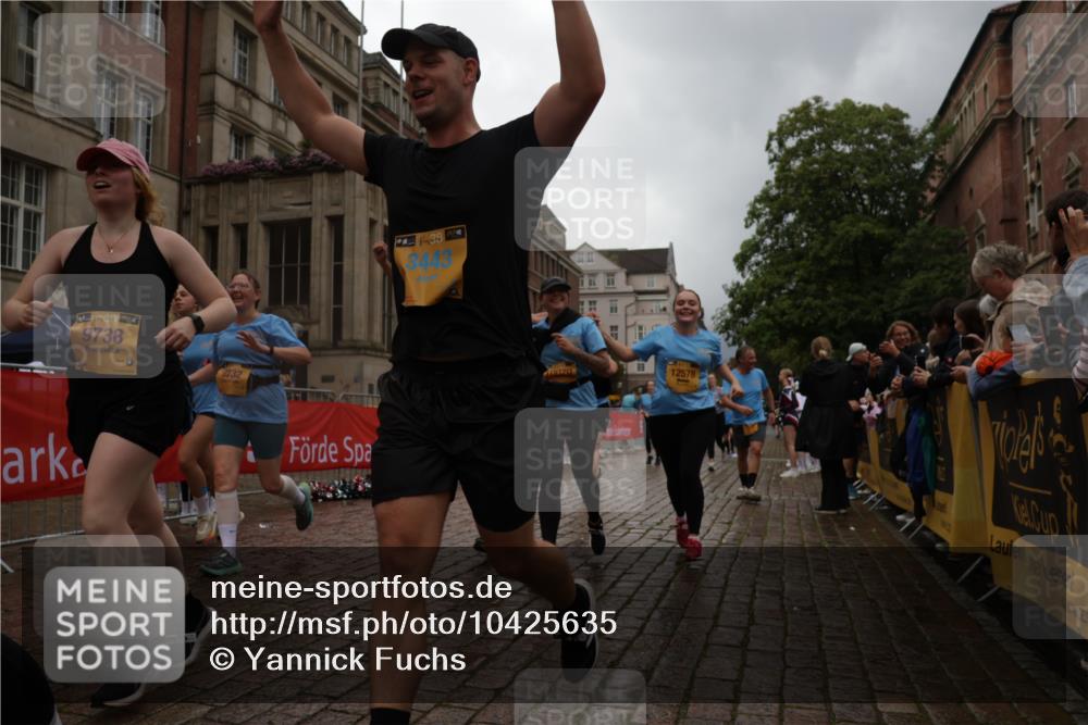 13.09.2026 - Kiel Lauf Yannick Fuchs http://msf.ph/oto/10425635 13.09.2026 11:02:48 Ziel 415, 1298, 2055, 3947, 4562, 4648, 4984, 4986, 5479, 5712, 6071, 6483, 6548, 6969, 6974, 7968, 8084, 8914, 10648, 11064, 11717, 484, 649, 935, 1693, 2299, 2322, 2895, 3102, 3207, 3414, 3443, 3670, 3968, 6375, 6878, 7005, 7389, 8036, 8218, 8517, 9732, 9738, 9745, 10020, 11135, 11256, 11261, 11301, 11384, 11942, 12085, 12578, 12640, 12697, 986, 1095, 1635, 2796, 3513, 3621, 3635, 3912, 4478, 4781, 5046, 5998, 6768, 6934, 8782, 9070, 9108, 9202, 9663, 10165, 12550 meine-sportfotos.de