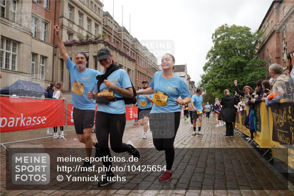 13.09.2026 - Kiel Lauf Yannick Fuchs http://msf.ph/oto/10425654 13.09.2026 11:02:49 Ziel 415, 1298, 2055, 3947, 4562, 4648, 4984, 4986, 5479, 5712, 6071, 6483, 6548, 6934, 6969, 6974, 7968, 8084, 8914, 9108, 10648, 11064, 11717, 484, 649, 935, 1693, 2299, 2322, 2895, 3102, 3207, 3414, 3443, 3670, 3968, 6375, 6878, 7005, 7389, 8036, 8517, 8914, 9732, 9745, 10020, 11135, 11256, 11261, 11301, 11384, 11942, 12085, 12578, 12640, 12697, 986, 1095, 1635, 2796, 3513, 3621, 3635, 3912, 4478, 4781, 5046, 5998, 6768, 8782, 9070, 9202, 9663, 10165, 12550 meine-sportfotos.de