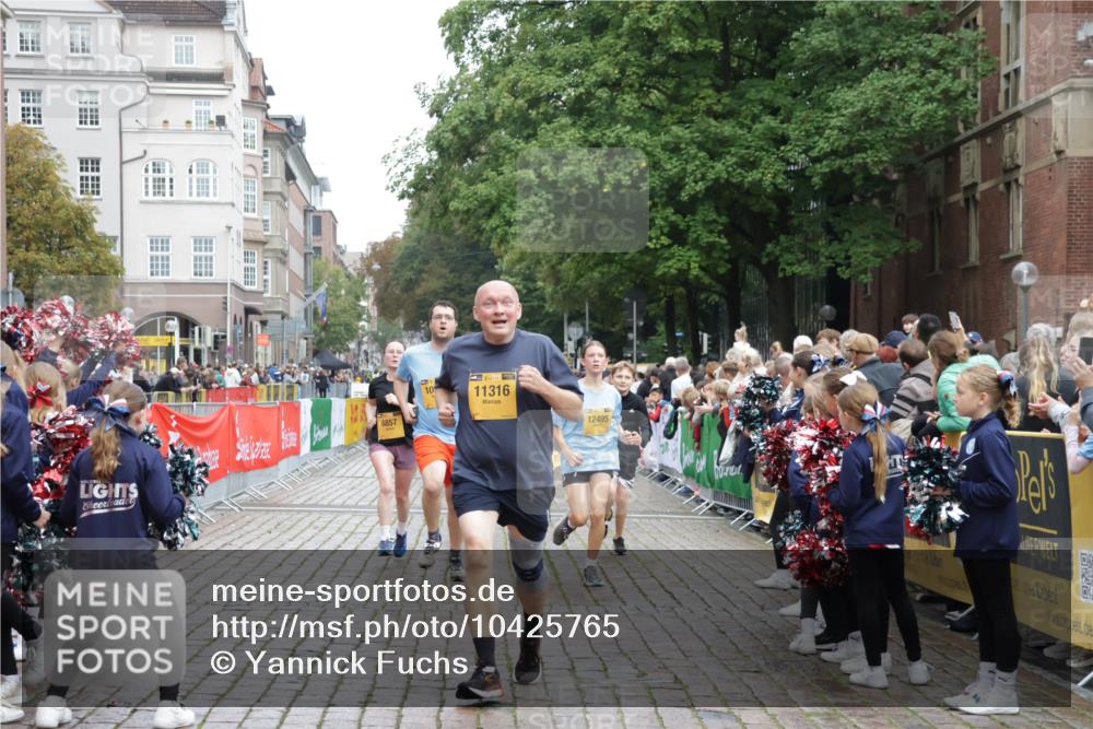 13.09.2026 - Kiel Lauf Yannick Fuchs http://msf.ph/oto/10425765 13.09.2026 09:46:21 Ziel 167, 181, 442, 3052, 3361, 3954, 5855, 5955, 6857, 7308, 8125, 10117, 10913, 11316, 11859, 12495, 12621, 557, 1415, 1418, 2127, 2482, 3142, 3301, 4569, 4909, 4910, 4918, 5234, 5511, 5757, 5829, 6732, 7015, 7572, 7911, 7924, 8244, 8611, 8859, 9841, 10036, 10203, 10685, 10719, 10898, 11076, 11078, 12374, 12841, 288, 3033, 3035, 4906, 6048, 6355, 6577, 7439, 7675, 7754, 8929, 9832, 10177, 10946, 11861, 12173, 12552, 2788, 3025, 3974 meine-sportfotos.de