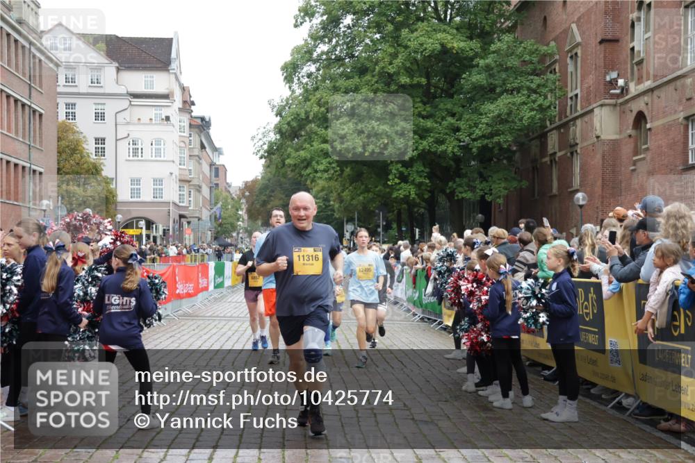 13.09.2026 - Kiel Lauf Yannick Fuchs http://msf.ph/oto/10425774 13.09.2026 09:46:21 Ziel 167, 181, 442, 3052, 3361, 3954, 5855, 5955, 6857, 7308, 8125, 10117, 10913, 11316, 11859, 12495, 12621, 557, 1415, 1418, 2127, 2482, 3142, 3301, 4569, 4909, 4910, 4918, 5234, 5511, 5757, 5829, 6732, 7015, 7572, 7911, 7924, 8244, 8611, 8859, 9841, 10036, 10203, 10685, 10719, 10898, 11076, 11078, 12374, 12841, 288, 3033, 3035, 4906, 6048, 6355, 6577, 7439, 7675, 7754, 8929, 9832, 10177, 10946, 11861, 12173, 12552, 2788, 3025, 3974 meine-sportfotos.de