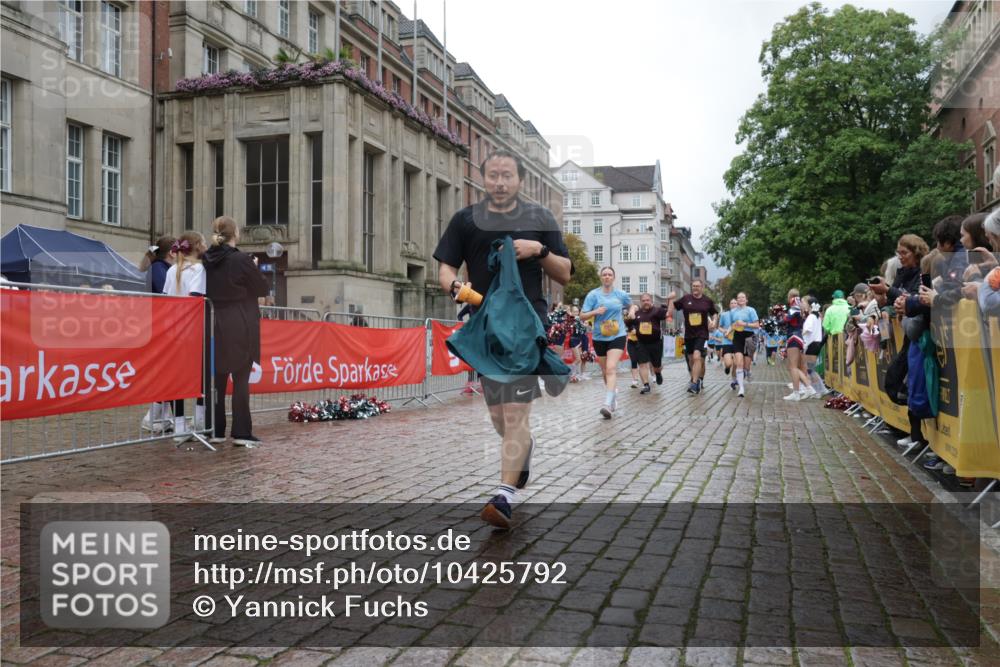 13.09.2026 - Kiel Lauf Yannick Fuchs http://msf.ph/oto/10425792 13.09.2026 11:03:11 Ziel 986, 1635, 1923, 2975, 3621, 3635, 3912, 4757, 5893, 5998, 6319, 6669, 6768, 8130, 8136, 8204, 8782, 9059, 9063, 9070, 9202, 9663, 9819, 12550, 415, 1095, 1298, 1635, 2055, 2796, 3207, 3513, 3947, 4478, 4562, 4648, 4781, 4984, 4986, 5046, 5479, 5712, 6071, 6483, 6548, 6934, 6969, 6974, 7968, 8084, 8914, 9108, 10165, 10648, 10664, 10999, 11064, 11255, 11717, 11736, 11846, 697, 2254, 2724, 2846, 2878, 3744, 4074, 4658, 4854, 6224, 6341, 7282, 7656, 3670 meine-sportfotos.de