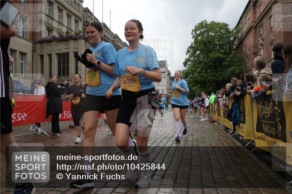 13.09.2026 - Kiel Lauf Yannick Fuchs http://msf.ph/oto/10425844 13.09.2026 11:03:15 Ziel 986, 1923, 2254, 2975, 3621, 3635, 4658, 4757, 5893, 5998, 6224, 6319, 6669, 8130, 8136, 8204, 8288, 8782, 9059, 9063, 9202, 9614, 9819, 10806, 12550, 415, 1095, 1298, 1635, 2055, 2796, 3513, 3635, 3912, 3947, 4478, 4562, 4648, 4781, 4984, 4986, 5046, 5479, 5712, 6071, 6483, 6548, 6768, 6934, 6969, 6974, 7968, 8084, 9070, 9108, 9663, 10165, 10648, 10664, 10999, 11064, 11255, 11717, 11736, 11846, 697, 1698, 2724, 2846, 2878, 3155, 3744, 4074, 4854, 6341, 6525, 7282, 7656 meine-sportfotos.de