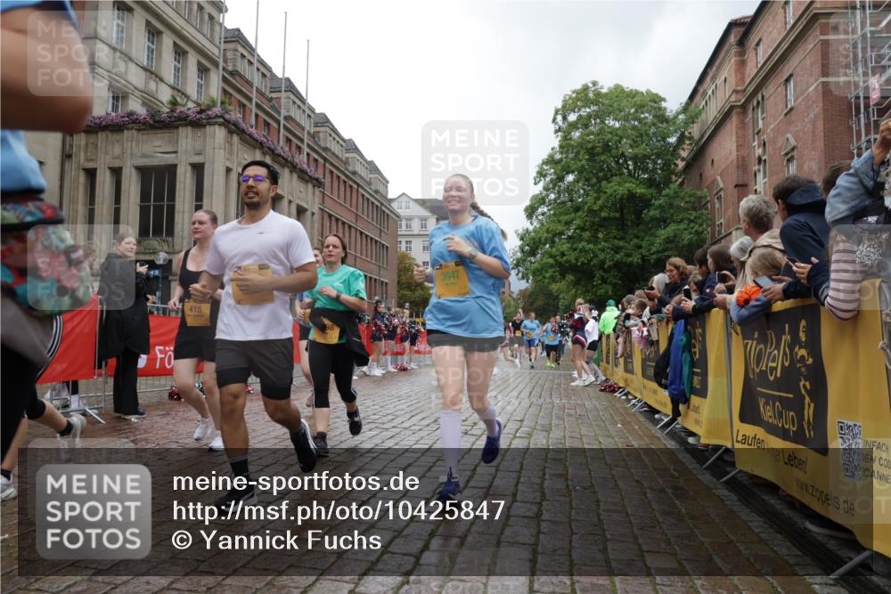 13.09.2026 - Kiel Lauf Yannick Fuchs http://msf.ph/oto/10425847 13.09.2026 11:03:16 Ziel 986, 1923, 2254, 2878, 2975, 3621, 4658, 4757, 5893, 5998, 6224, 6319, 6669, 7282, 7656, 8130, 8136, 8204, 8288, 8782, 9059, 9063, 9202, 9614, 9819, 10806, 12550, 415, 1095, 1298, 1635, 2055, 2796, 3513, 3635, 3912, 3947, 4478, 4562, 4781, 4984, 4986, 5046, 5479, 5712, 5998, 6071, 6483, 6548, 6768, 6934, 6969, 6974, 7968, 8084, 9070, 9108, 9663, 10165, 10648, 10664, 10999, 11064, 11255, 11717, 11736, 11846, 697, 1698, 2724, 2846, 3155, 3744, 4074, 4854, 6341, 6524, 6525 meine-sportfotos.de