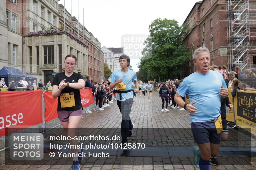 13.09.2026 - Kiel Lauf Yannick Fuchs http://msf.ph/oto/10425870 13.09.2026 09:46:26 Ziel 167, 181, 442, 3361, 6577, 6857, 9832, 10117, 10913, 11316, 11859, 11861, 12173, 12495, 12621, 442, 557, 1415, 1418, 2127, 2482, 3052, 3142, 3301, 3954, 4909, 4910, 4918, 5234, 5757, 5829, 5855, 5955, 6732, 7015, 7308, 7911, 7924, 8125, 8244, 8611, 8859, 10203, 10685, 10719, 10898, 11076, 11078, 12374, 12841, 288, 2527, 3033, 3035, 4906, 6048, 6355, 7190, 7213, 7439, 7675, 7754, 8409, 8887, 8929, 8994, 10177, 10946, 12552, 557, 1418, 2127, 2788, 3142, 3301, 3974, 5757 meine-sportfotos.de