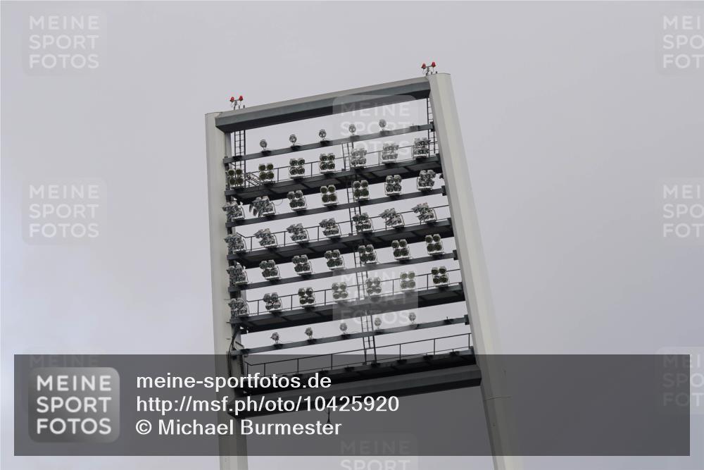 13.09.2026 - 21. swb-Marathon Bremen Michael Burmester http://msf.ph/oto/10425920 13.09.2026 10:12:20 Laufen im Stadion  meine-sportfotos.de