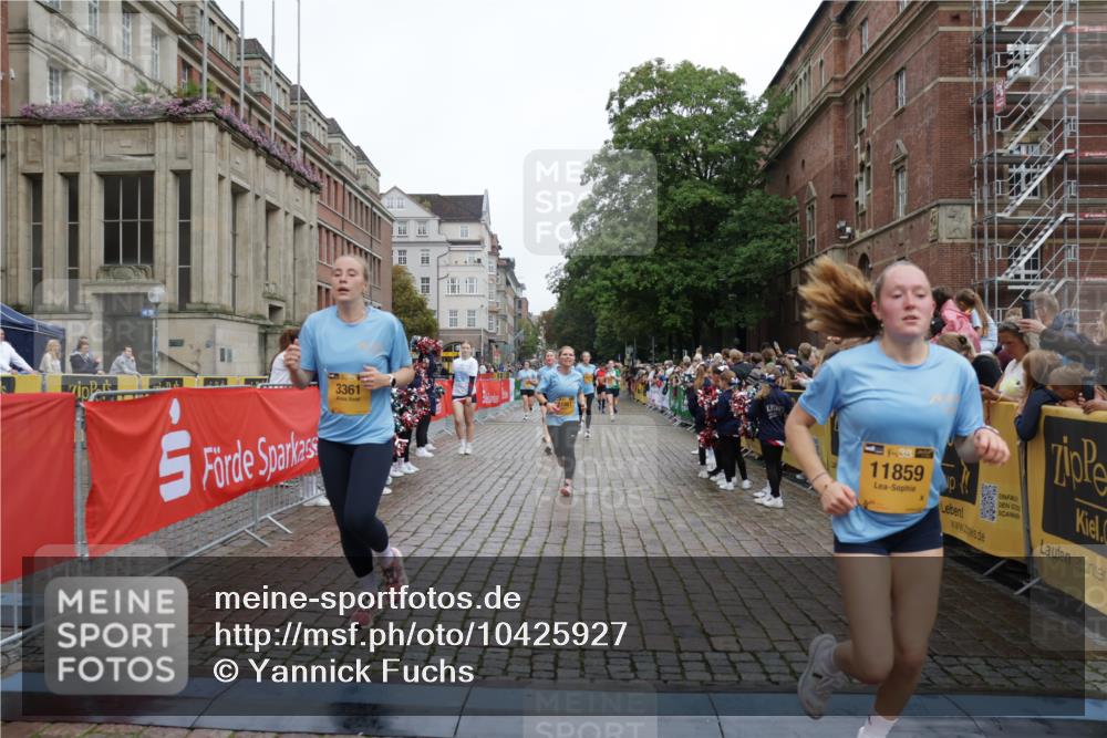 13.09.2026 - Kiel Lauf Yannick Fuchs http://msf.ph/oto/10425927 13.09.2026 09:46:29 Ziel 167, 181, 3361, 6355, 6577, 6857, 7439, 9832, 10177, 10913, 10946, 11316, 11859, 11861, 12173, 12495, 12621, 442, 1415, 1418, 2482, 3052, 3954, 4909, 4910, 4918, 5234, 5829, 5855, 5955, 6732, 7015, 7308, 7911, 7924, 8125, 8244, 8611, 8859, 10117, 10203, 10685, 10719, 10898, 11076, 11078, 12841, 288, 2527, 3033, 3035, 3808, 4087, 4906, 6048, 6638, 7190, 7213, 7446, 7675, 7754, 8409, 8887, 8929, 8994, 12552, 12725, 557, 1418, 2127, 3142, 3301, 5757, 5829, 7911, 7924 meine-sportfotos.de