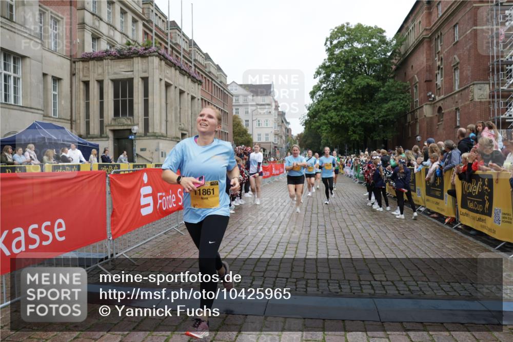 13.09.2026 - Kiel Lauf Yannick Fuchs http://msf.ph/oto/10425965 13.09.2026 09:46:31 Ziel 167, 181, 288, 3361, 6355, 6577, 6857, 7439, 9832, 10177, 10913, 10946, 11859, 11861, 12173, 12495, 12552, 12621, 442, 1415, 2482, 3052, 3954, 4909, 4910, 4918, 5234, 5855, 5955, 6732, 7015, 7308, 7911, 7924, 8125, 8244, 8611, 8859, 10117, 10203, 10685, 10719, 10898, 11076, 11078, 11316, 12495, 2527, 3033, 3035, 3808, 4087, 4906, 6048, 6638, 7190, 7213, 7446, 7675, 7754, 7921, 8409, 8887, 8929, 8994, 10322, 12725, 557, 1418, 2127, 3142, 3301, 5757, 5829, 7911, 7924 meine-sportfotos.de