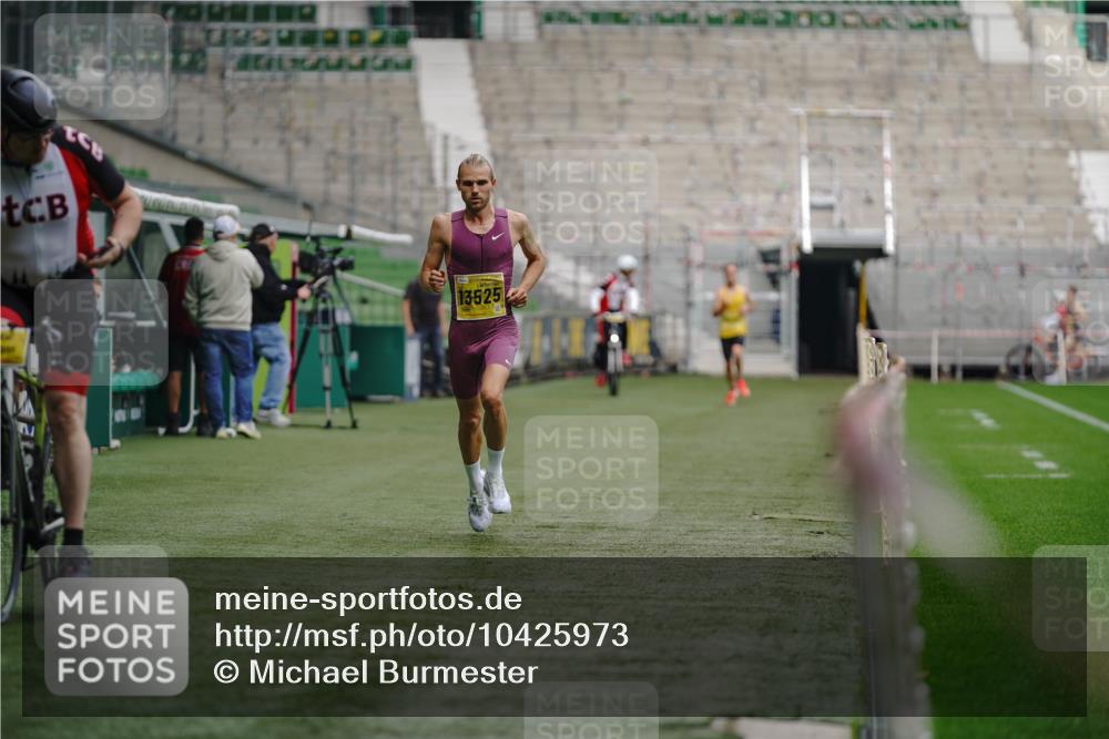13.09.2026 - 21. swb-Marathon Bremen Michael Burmester http://msf.ph/oto/10425973 13.09.2026 10:14:28 Laufen im Stadion  meine-sportfotos.de