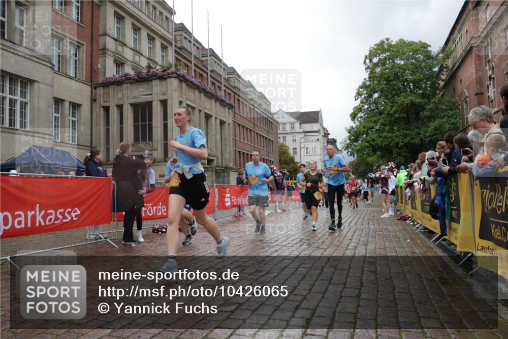 13.09.2026 - Kiel Lauf Yannick Fuchs http://msf.ph/oto/10426065 13.09.2026 11:03:39 Ziel 1698, 2724, 3049, 3155, 3744, 5377, 5588, 5820, 6524, 6525, 9331, 9363, 9955, 12650, 697, 986, 1923, 2254, 2724, 2846, 2878, 2975, 3621, 3635, 3744, 4074, 4658, 4757, 4854, 5893, 5998, 6224, 6319, 6341, 6669, 6953, 7282, 7656, 8130, 8136, 8204, 8288, 8782, 8946, 9059, 9063, 9202, 9614, 9819, 10806, 12550, 643, 1089, 1505, 1699, 2262, 2807, 2930, 3120, 7205, 7413, 7764, 8107, 9180, 9581, 10567, 10856, 11172, 11930, 12465, 1635, 2796, 3513, 3635, 5998, 8782 meine-sportfotos.de