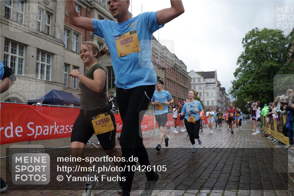 13.09.2026 - Kiel Lauf Yannick Fuchs http://msf.ph/oto/10426105 13.09.2026 11:03:41 Ziel 643, 1505, 1698, 3049, 3155, 5377, 5588, 5820, 6524, 6525, 9331, 9363, 9581, 9955, 12650, 697, 986, 1923, 2254, 2724, 2846, 2878, 2975, 3621, 3744, 4074, 4658, 4757, 4854, 5893, 5998, 6224, 6319, 6341, 6669, 6953, 7282, 7656, 8130, 8136, 8204, 8288, 8782, 8946, 9059, 9063, 9202, 9614, 9819, 10806, 12550, 1089, 1699, 2262, 2807, 2930, 3120, 7205, 7413, 7764, 8107, 9180, 10567, 10856, 11172, 11381, 11930, 12465, 986, 1635, 3621, 3635, 5998, 8782 meine-sportfotos.de
