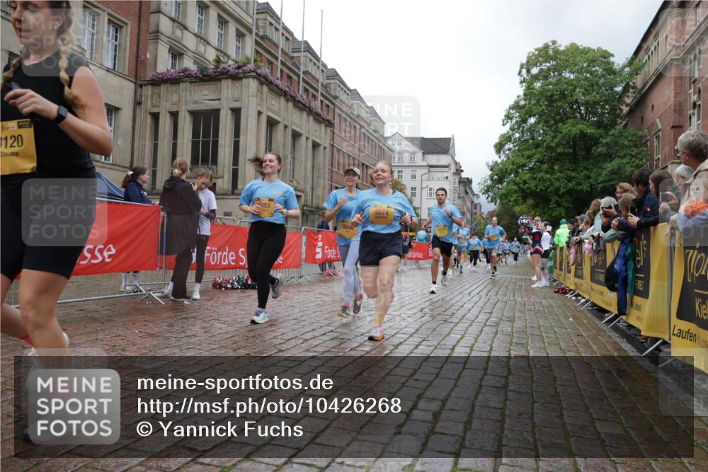 13.09.2026 - Kiel Lauf Yannick Fuchs http://msf.ph/oto/10426268 13.09.2026 11:04:00 Ziel 1089, 1699, 1902, 1906, 2262, 2930, 3120, 3378, 5007, 5008, 7205, 7413, 7764, 8107, 9180, 10567, 10856, 11381, 12465, 643, 1089, 1505, 1698, 2724, 2807, 3049, 3155, 3744, 4074, 4854, 5377, 5588, 5820, 6341, 6524, 6525, 6953, 8946, 9331, 9363, 9581, 9955, 11172, 11930, 12650, 460, 978, 1204, 1316, 2062, 2654, 3195, 3336, 3961, 3963, 4936, 5806, 6092, 6310, 7016, 7451, 8835, 10130, 10776, 11151, 11152, 11856, 697, 2254, 2846, 2878, 4074, 4658, 6224 meine-sportfotos.de