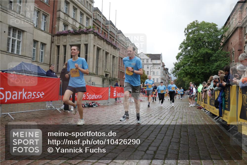 13.09.2026 - Kiel Lauf Yannick Fuchs http://msf.ph/oto/10426290 13.09.2026 11:04:03 Ziel 1699, 1902, 1906, 2262, 3120, 3378, 4936, 5007, 5008, 7413, 7764, 8107, 9180, 10130, 10567, 10856, 11381, 12465, 643, 1089, 1505, 1698, 2724, 2807, 2930, 3049, 3155, 3744, 5377, 5588, 5820, 6341, 6524, 6525, 7205, 9331, 9363, 9581, 9955, 10856, 11172, 11930, 12650, 460, 978, 1204, 1316, 2062, 2654, 3195, 3336, 3961, 3963, 5806, 6010, 6092, 6310, 6962, 6963, 7016, 7451, 7686, 8835, 9806, 10776, 11050, 11151, 11152, 11856, 697, 2846, 2878, 4074 meine-sportfotos.de