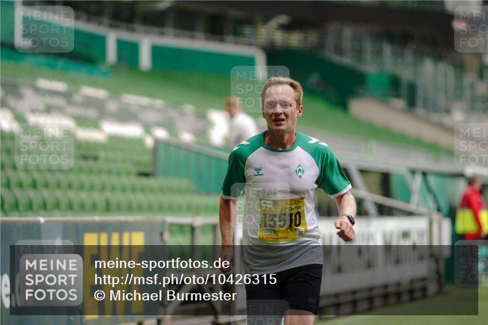 13.09.2026 - 21. swb-Marathon Bremen Michael Burmester http://msf.ph/oto/10426315 13.09.2026 10:16:21 Laufen im Stadion 10597, 12272, 13501, 13510, 13515, 13517, 13525, 13542, 13547, 13567, 13579, 13623, 13627, 13635 meine-sportfotos.de