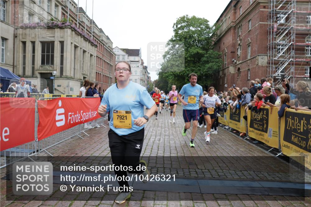 13.09.2026 - Kiel Lauf Yannick Fuchs http://msf.ph/oto/10426321 13.09.2026 09:46:54 Ziel 1402, 2527, 2718, 2759, 2779, 3808, 4087, 4238, 4940, 6074, 6207, 6638, 7190, 7213, 7446, 7731, 7921, 8409, 9141, 9385, 10301, 10322, 10731, 12622, 12725, 167, 181, 288, 2527, 3033, 3035, 3361, 4906, 6048, 6355, 6577, 6857, 7439, 7675, 7754, 8887, 8929, 8994, 9832, 10177, 10913, 10946, 11316, 11859, 11861, 12173, 12495, 12552, 12621, 1235, 2587, 5167, 5217, 5351, 7461, 8524, 9091, 10009, 10076, 10224, 10742, 10744, 11862, 11964, 12635, 181, 442, 3052, 3954, 5855, 8125 meine-sportfotos.de