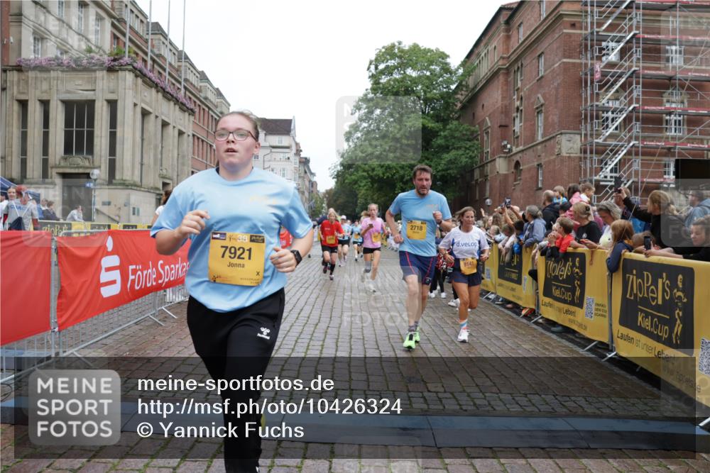 13.09.2026 - Kiel Lauf Yannick Fuchs http://msf.ph/oto/10426324 13.09.2026 09:46:54 Ziel 1402, 2527, 2718, 2759, 2779, 3808, 4087, 4238, 4940, 6074, 6207, 6638, 7190, 7213, 7446, 7731, 7921, 8409, 9141, 9385, 10301, 10322, 10731, 12622, 12725, 167, 181, 288, 2527, 3033, 3035, 3361, 4906, 6048, 6355, 6577, 6857, 7439, 7675, 7754, 8887, 8929, 8994, 9832, 10177, 10913, 10946, 11316, 11859, 11861, 12173, 12495, 12552, 12621, 1235, 2587, 5167, 5217, 5351, 7461, 8524, 9091, 10009, 10076, 10224, 10742, 10744, 11862, 11964, 12635, 181, 442, 3052, 3954, 5855, 8125 meine-sportfotos.de