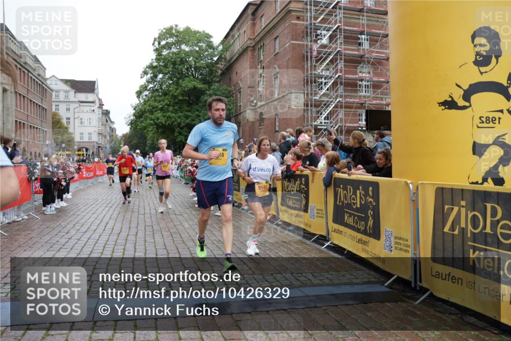 13.09.2026 - Kiel Lauf Yannick Fuchs http://msf.ph/oto/10426329 13.09.2026 09:46:54 Ziel 1402, 2527, 2718, 2759, 2779, 3808, 4087, 4238, 4940, 6074, 6207, 6638, 7190, 7213, 7446, 7731, 7921, 8409, 9141, 9385, 10301, 10322, 10731, 12622, 12725, 167, 181, 288, 2527, 3033, 3035, 3361, 4906, 6048, 6355, 6577, 6857, 7439, 7675, 7754, 8887, 8929, 8994, 9832, 10177, 10913, 10946, 11316, 11859, 11861, 12173, 12495, 12552, 12621, 1235, 2587, 5167, 5217, 5351, 7461, 8524, 9091, 10009, 10076, 10224, 10742, 10744, 11862, 11964, 12635, 181, 442, 3052, 3954, 5855, 8125 meine-sportfotos.de