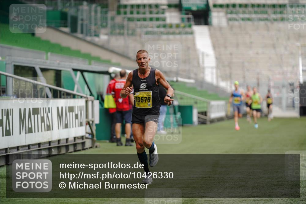 13.09.2026 - 21. swb-Marathon Bremen Michael Burmester http://msf.ph/oto/10426330 13.09.2026 10:16:31 Laufen im Stadion 10597, 12272, 13501, 13510, 13515, 13517, 13525, 13542, 13547, 13567, 13576, 13579, 13623, 13627, 13635 meine-sportfotos.de