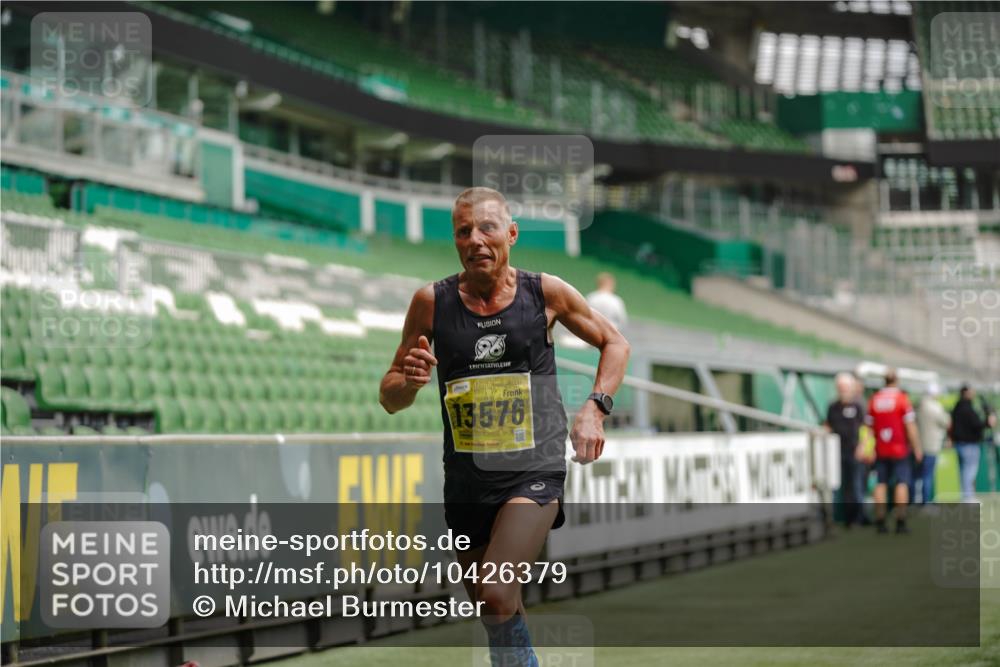 13.09.2026 - 21. swb-Marathon Bremen Michael Burmester http://msf.ph/oto/10426379 13.09.2026 10:16:34 Laufen im Stadion 10597, 12272, 13501, 13510, 13515, 13517, 13525, 13542, 13547, 13567, 13576, 13579, 13623, 13627, 13635 meine-sportfotos.de