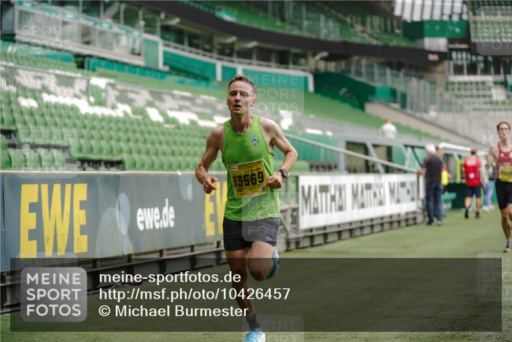 13.09.2026 - 21. swb-Marathon Bremen Michael Burmester http://msf.ph/oto/10426457 13.09.2026 10:16:45 Laufen im Stadion 10597, 12272, 13501, 13510, 13515, 13517, 13522, 13542, 13547, 13561, 13567, 13569, 13576, 13579, 13623, 13627, 13635 meine-sportfotos.de