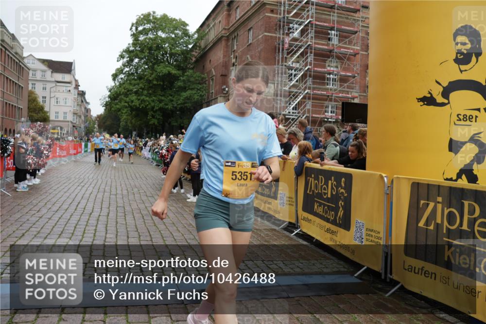 13.09.2026 - Kiel Lauf Yannick Fuchs http://msf.ph/oto/10426488 13.09.2026 09:47:04 Ziel 1402, 2759, 2779, 4238, 4940, 5217, 5351, 6074, 6207, 7461, 7731, 9385, 10009, 10224, 10301, 10731, 10742, 10744, 11862, 12622, 288, 2527, 2718, 3033, 3035, 3808, 4087, 4906, 6048, 6207, 6355, 6577, 6638, 7190, 7213, 7439, 7446, 7675, 7754, 7921, 8409, 8887, 8929, 8994, 9141, 9832, 10177, 10322, 10946, 12173, 12552, 12725, 544, 1235, 1324, 2587, 2870, 5167, 6575, 8231, 8524, 9091, 10076, 10555, 11964, 12635, 167, 181, 3361, 6355, 6577, 7439, 9832, 11859 meine-sportfotos.de