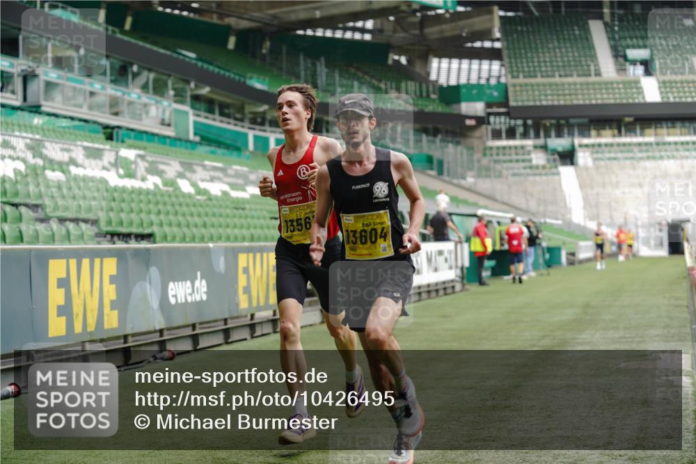 13.09.2026 - 21. swb-Marathon Bremen Michael Burmester http://msf.ph/oto/10426495 13.09.2026 10:16:48 Laufen im Stadion 10597, 12272, 13501, 13510, 13515, 13517, 13522, 13542, 13547, 13561, 13567, 13569, 13576, 13579, 13604, 13623, 13627, 13635 meine-sportfotos.de