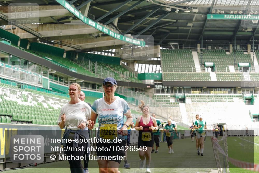 13.09.2026 - 21. swb-Marathon Bremen Michael Burmester http://msf.ph/oto/10426549 13.09.2026 10:49:49 Laufen im Stadion 10407, 10413, 10627, 10667, 10710, 10754, 11031, 11254, 11266, 11541, 11712, 11780, 11851, 11942, 11980, 12440, 12542, 10137, 10161, 10194, 10202, 10242, 10349, 10430, 10472, 10524, 10535, 10600, 10651, 10895, 10933, 10970, 11050, 11181, 11200, 11244, 11296, 11309, 11367, 11457, 11529, 11530, 11546, 11573, 11574, 11579, 11639, 11675, 11709, 11760, 11821, 12089, 12153, 12177, 12178 meine-sportfotos.de