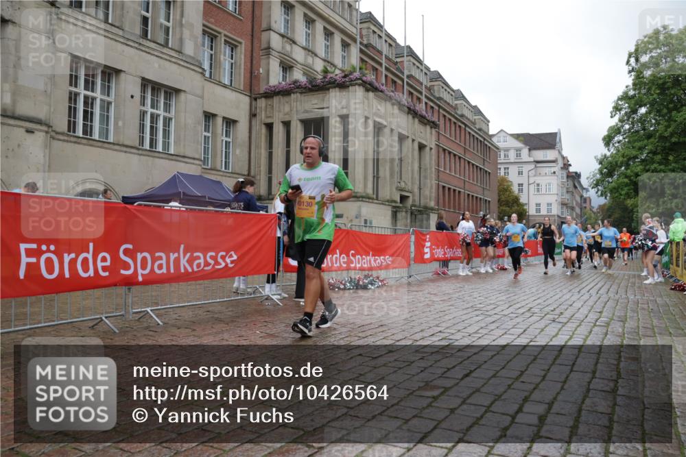 13.09.2026 - Kiel Lauf Yannick Fuchs http://msf.ph/oto/10426564 13.09.2026 11:04:41 Ziel 711, 1228, 1289, 1431, 4200, 4758, 4759, 5963, 6752, 8697, 8950, 8951, 9667, 9815, 9818, 10016, 10593, 12252, 12438, 12826, 460, 567, 978, 1204, 1316, 1554, 2062, 2298, 2654, 2662, 2750, 2758, 3140, 3141, 3195, 3336, 3961, 3963, 4155, 4870, 4936, 5806, 6010, 6092, 6310, 6962, 6963, 7016, 7157, 7451, 7686, 8835, 8956, 9067, 9806, 9980, 9987, 10130, 10776, 11050, 11151, 11152, 11856, 12179, 12826, 1056, 1861, 2093, 2804, 4211, 4391, 6443, 1902 meine-sportfotos.de