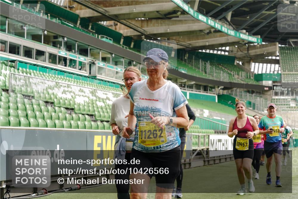 13.09.2026 - 21. swb-Marathon Bremen Michael Burmester http://msf.ph/oto/10426566 13.09.2026 10:49:50 Laufen im Stadion 10407, 10413, 10627, 10667, 10710, 10754, 11031, 11254, 11266, 11541, 11712, 11780, 11851, 11942, 11980, 12440, 12542, 10137, 10161, 10202, 10242, 10349, 10430, 10472, 10524, 10535, 10600, 10651, 10895, 10933, 10970, 11050, 11181, 11200, 11244, 11296, 11309, 11367, 11457, 11529, 11530, 11546, 11573, 11574, 11579, 11639, 11675, 11709, 11760, 11821, 12089, 12153, 12177, 12178 meine-sportfotos.de