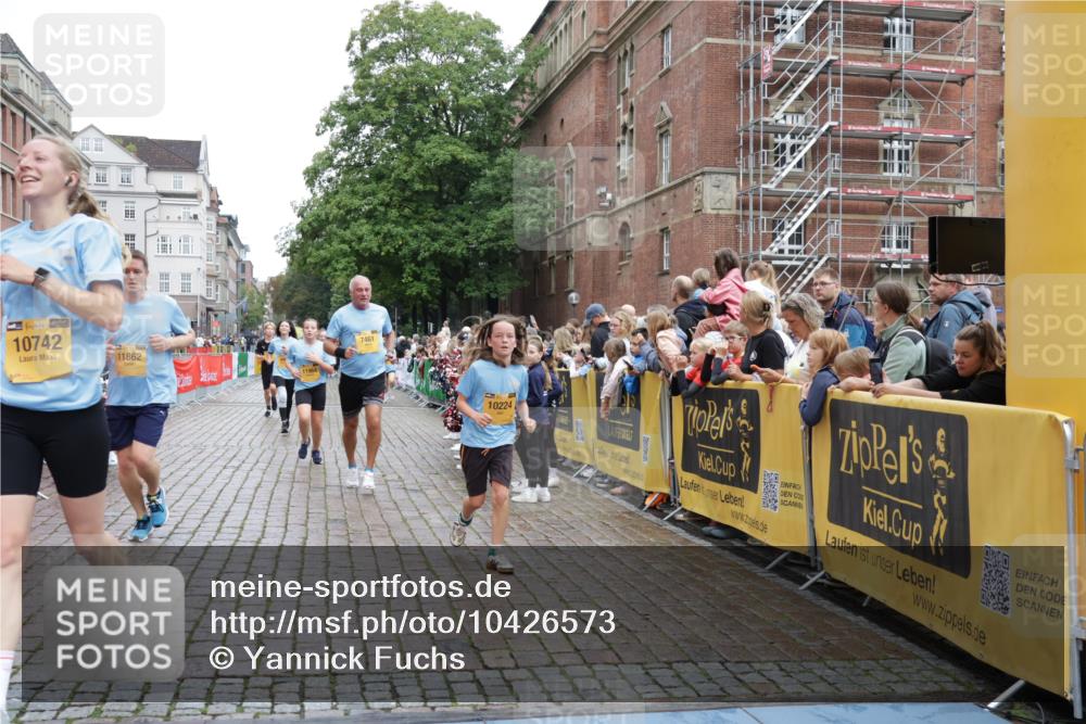 13.09.2026 - Kiel Lauf Yannick Fuchs http://msf.ph/oto/10426573 13.09.2026 09:47:10 Ziel 1235, 2587, 5167, 5217, 5351, 7461, 8524, 9091, 10009, 10076, 10224, 10742, 10744, 11862, 11964, 12635, 288, 1402, 2527, 2718, 2759, 2779, 3033, 3035, 3808, 4087, 4238, 4906, 4940, 5217, 5351, 6048, 6074, 6207, 6638, 7190, 7213, 7446, 7675, 7731, 7754, 7921, 8409, 8887, 8929, 8994, 9141, 9385, 10301, 10322, 10731, 12552, 12622, 12725, 544, 1324, 2870, 3192, 3629, 6072, 6575, 6639, 8231, 8540, 8777, 9634, 9936, 10555, 288, 3033, 3035, 6355, 6577, 7439, 9832, 10177 meine-sportfotos.de