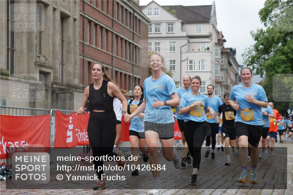 13.09.2026 - Kiel Lauf Yannick Fuchs http://msf.ph/oto/10426584 13.09.2026 11:04:44 Ziel 711, 1228, 1289, 1431, 4200, 4758, 4759, 5963, 6443, 6752, 8697, 8950, 8951, 9815, 9818, 10016, 10593, 11906, 12252, 12438, 460, 567, 978, 1204, 1316, 1554, 2062, 2298, 2654, 2662, 2750, 2758, 3140, 3141, 3195, 3336, 3961, 3963, 4155, 4758, 4759, 4870, 5806, 6010, 6092, 6310, 6962, 6963, 7016, 7157, 7451, 7686, 8835, 8956, 9067, 9667, 9806, 9980, 9987, 10776, 11050, 11151, 11152, 11856, 12179, 12826, 1056, 1861, 2093, 2142, 2804, 4211, 4391, 1902 meine-sportfotos.de