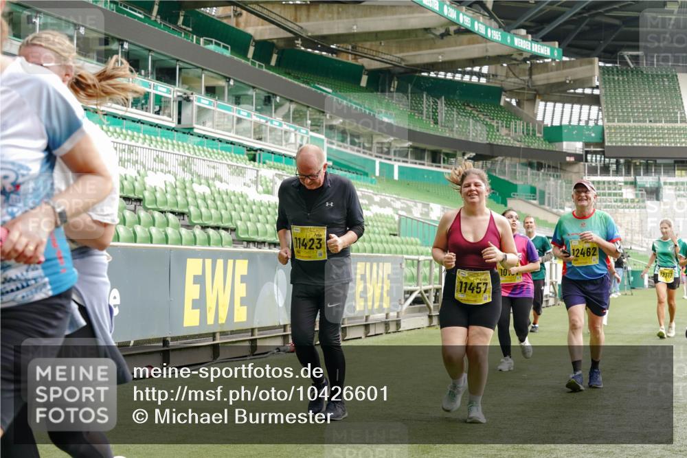13.09.2026 - 21. swb-Marathon Bremen Michael Burmester http://msf.ph/oto/10426601 13.09.2026 10:49:51 Laufen im Stadion 10407, 10413, 10627, 10667, 10710, 10754, 11031, 11254, 11266, 11541, 11712, 11780, 11851, 11942, 11980, 12440, 12542, 10137, 10161, 10202, 10242, 10349, 10430, 10472, 10524, 10535, 10651, 10895, 10933, 10970, 11050, 11181, 11200, 11244, 11296, 11309, 11367, 11457, 11529, 11530, 11546, 11573, 11574, 11579, 11639, 11675, 11709, 11760, 11821, 12089, 12153, 12177, 12178 meine-sportfotos.de