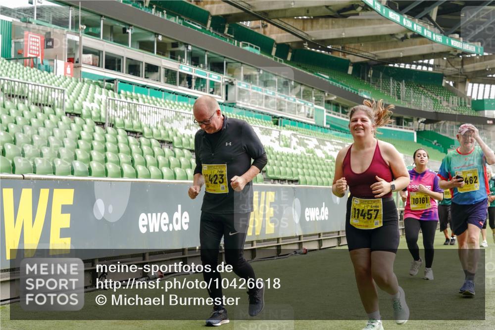 13.09.2026 - 21. swb-Marathon Bremen Michael Burmester http://msf.ph/oto/10426618 13.09.2026 10:49:52 Laufen im Stadion 10407, 10413, 10627, 10667, 10710, 10754, 11031, 11254, 11266, 11541, 11712, 11780, 11851, 11942, 11980, 12440, 12542, 10137, 10161, 10202, 10242, 10349, 10430, 10472, 10524, 10535, 10651, 10895, 10933, 10970, 11050, 11181, 11200, 11244, 11296, 11309, 11367, 11457, 11529, 11530, 11546, 11573, 11574, 11579, 11639, 11675, 11709, 11760, 11821, 12089, 12153, 12177, 12178 meine-sportfotos.de