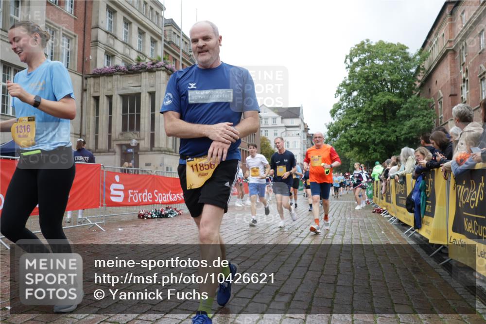13.09.2026 - Kiel Lauf Yannick Fuchs http://msf.ph/oto/10426621 13.09.2026 11:04:49 Ziel 711, 1056, 1228, 1289, 1431, 1861, 2804, 4211, 5963, 6443, 6752, 8697, 9815, 10016, 10217, 10484, 10593, 11906, 11948, 12406, 12438, 12472, 460, 567, 1204, 1316, 1554, 2298, 2654, 2662, 2750, 2758, 3140, 3141, 3195, 3336, 3961, 3963, 4155, 4200, 4758, 4759, 4870, 5806, 6010, 6092, 6310, 6962, 6963, 7157, 7451, 7686, 8835, 8950, 8951, 8956, 9067, 9667, 9806, 9815, 9818, 9980, 9987, 11050, 11856, 12179, 12252, 12826, 1186, 2093, 2142, 2308, 4262, 4391, 5002, 3963 meine-sportfotos.de