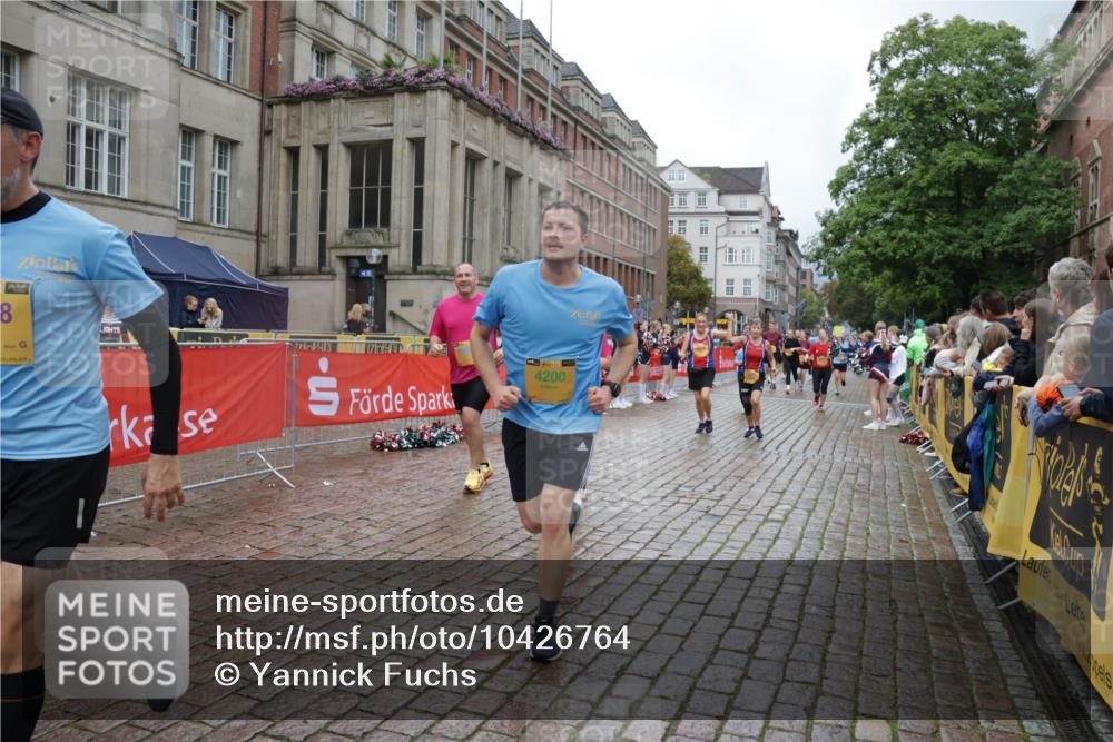 13.09.2026 - Kiel Lauf Yannick Fuchs http://msf.ph/oto/10426764 13.09.2026 11:05:09 Ziel 1186, 2142, 2308, 3159, 4262, 5002, 5021, 8124, 9330, 9605, 10003, 10138, 711, 1056, 1228, 1289, 1431, 1861, 2093, 2804, 4200, 4211, 4391, 4758, 4759, 5963, 6393, 6443, 6752, 8149, 8697, 8950, 8951, 9647, 9815, 9818, 10016, 10217, 10484, 10593, 10679, 11906, 11948, 12252, 12406, 12438, 12472, 1476, 1491, 2070, 3122, 3284, 3421, 6447, 7386, 7716, 7860, 8334, 8949, 10133, 11094, 11160, 11341, 567, 2298, 2758, 4200, 4758, 4759, 8950, 8951, 9667, 12826 meine-sportfotos.de