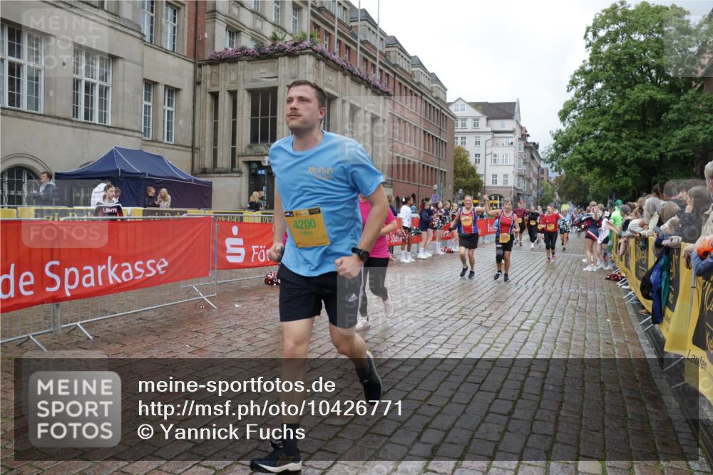13.09.2026 - Kiel Lauf Yannick Fuchs http://msf.ph/oto/10426771 13.09.2026 11:05:09 Ziel 1186, 2142, 2308, 3159, 4262, 5002, 5021, 8124, 9330, 9605, 10003, 10138, 711, 1056, 1228, 1289, 1431, 1861, 2093, 2804, 4200, 4211, 4391, 4758, 4759, 5963, 6393, 6443, 6752, 8149, 8697, 8950, 8951, 9647, 9815, 9818, 10016, 10217, 10484, 10593, 10679, 11906, 11948, 12252, 12406, 12438, 12472, 1476, 1491, 2070, 3122, 3284, 3421, 6447, 7386, 7716, 7860, 8334, 8949, 10133, 11094, 11160, 11341, 567, 2298, 2758, 4200, 4758, 4759, 8950, 8951, 9667, 12826 meine-sportfotos.de
