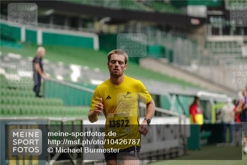 13.09.2026 - 21. swb-Marathon Bremen Michael Burmester http://msf.ph/oto/10426787 13.09.2026 10:17:23 Laufen im Stadion 10597, 12272, 12457, 12458, 13501, 13504, 13510, 13515, 13517, 13522, 13542, 13547, 13561, 13567, 13569, 13571, 13572, 13576, 13579, 13603, 13604, 13623, 13630, 13635 meine-sportfotos.de
