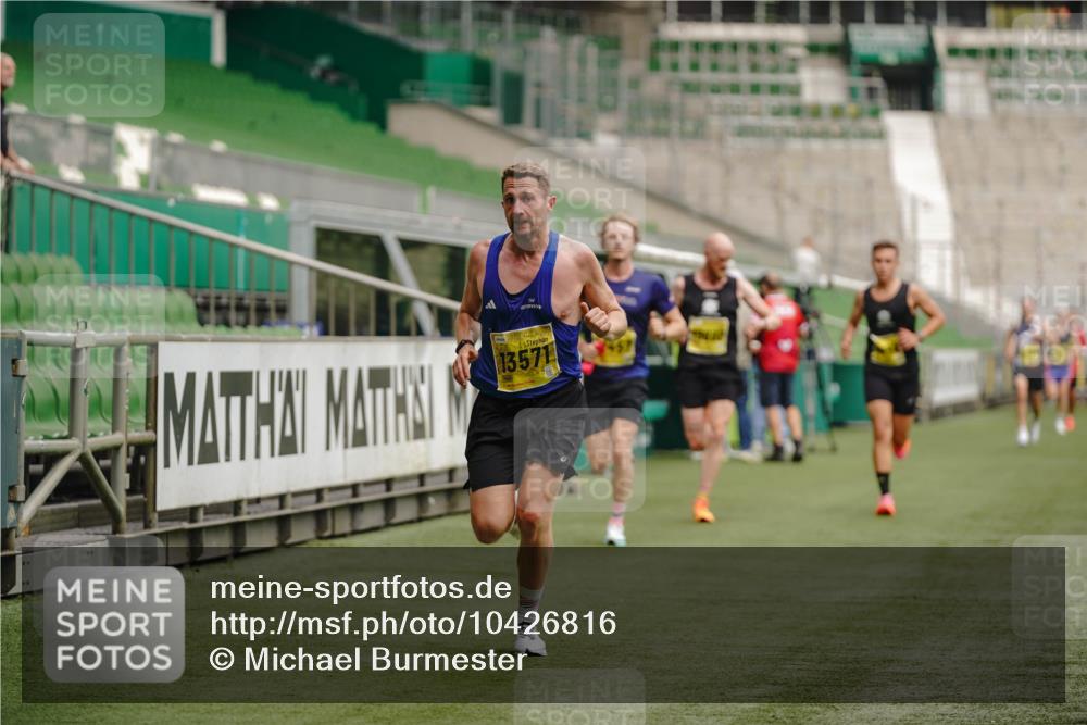 13.09.2026 - 21. swb-Marathon Bremen Michael Burmester http://msf.ph/oto/10426816 13.09.2026 10:17:25 Laufen im Stadion 10597, 12272, 12457, 12458, 13501, 13504, 13510, 13515, 13517, 13522, 13542, 13547, 13554, 13561, 13567, 13569, 13571, 13572, 13576, 13579, 13602, 13603, 13604, 13623, 13630, 13635 meine-sportfotos.de