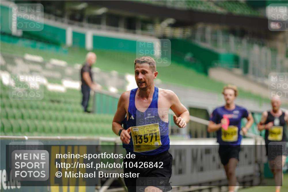 13.09.2026 - 21. swb-Marathon Bremen Michael Burmester http://msf.ph/oto/10426842 13.09.2026 10:17:27 Laufen im Stadion 10597, 12272, 12457, 12458, 13501, 13504, 13510, 13515, 13517, 13522, 13542, 13547, 13554, 13561, 13567, 13569, 13571, 13572, 13576, 13579, 13602, 13603, 13604, 13623, 13630, 13635 meine-sportfotos.de