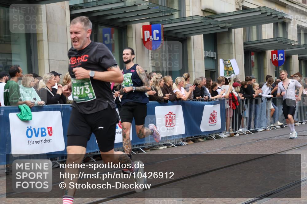 13.09.2026 - 21. swb-Marathon Bremen Strokosch-Dieckow http://msf.ph/oto/10426912 13.09.2026 13:06:48 Ziel 749, 1540, 1863, 3794, 3973, 4808, 6053, 7636, 7876, 8888, 8980, 9708, 9927, 508, 521, 788, 1009, 1770, 1921, 2832, 3127, 3910, 4574, 4777, 5238, 6784, 6951, 7590, 8580 meine-sportfotos.de