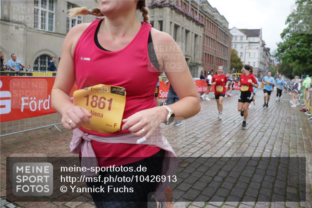 13.09.2026 - Kiel Lauf Yannick Fuchs http://msf.ph/oto/10426913 13.09.2026 11:05:28 Ziel 1476, 1491, 2070, 2365, 3122, 3284, 3421, 5888, 5909, 5954, 6447, 7386, 7716, 7899, 8334, 8949, 9589, 9747, 10133, 11160, 11341, 1186, 1861, 2093, 2142, 2308, 3159, 4262, 4391, 5002, 5021, 6393, 7860, 8124, 8149, 9330, 9605, 9647, 10003, 10138, 10484, 10679, 11094, 11948, 12406, 2959, 3352, 4058, 4148, 4153, 4764, 4979, 5526, 6162, 6668, 8323, 8498, 8879, 9279, 9480, 10386, 10557, 10599, 11049, 11618, 12012, 12233, 1056, 1861, 2804, 4211, 4391, 6393, 6443 meine-sportfotos.de