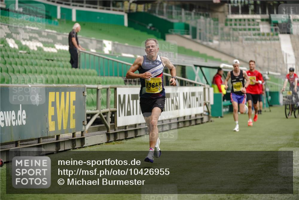 13.09.2026 - 21. swb-Marathon Bremen Michael Burmester http://msf.ph/oto/10426955 13.09.2026 10:17:36 Laufen im Stadion 10597, 12272, 12457, 12458, 13501, 13504, 13510, 13515, 13517, 13522, 13542, 13543, 13547, 13554, 13561, 13567, 13569, 13571, 13572, 13576, 13579, 13582, 13602, 13603, 13604, 13623, 13630, 13635, 13643 meine-sportfotos.de