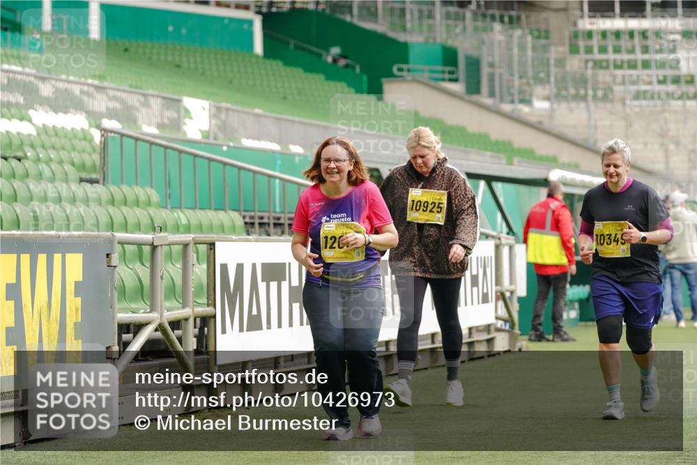 13.09.2026 - 21. swb-Marathon Bremen Michael Burmester http://msf.ph/oto/10426973 13.09.2026 10:50:34 Laufen im Stadion 10533, 10534, 10573, 10627, 10667, 10710, 11031, 11254, 11266, 11352, 11496, 11712, 11780, 11807, 11851, 11942, 12440, 12535, 10161, 10264, 10349, 10535, 10895, 10933, 10970, 11050, 11104, 11181, 11244, 11262, 11296, 11443, 11457, 11529, 11530, 11546, 11573, 11574, 11579, 11639, 11663, 11675, 11760, 12157, 12340, 12444 meine-sportfotos.de