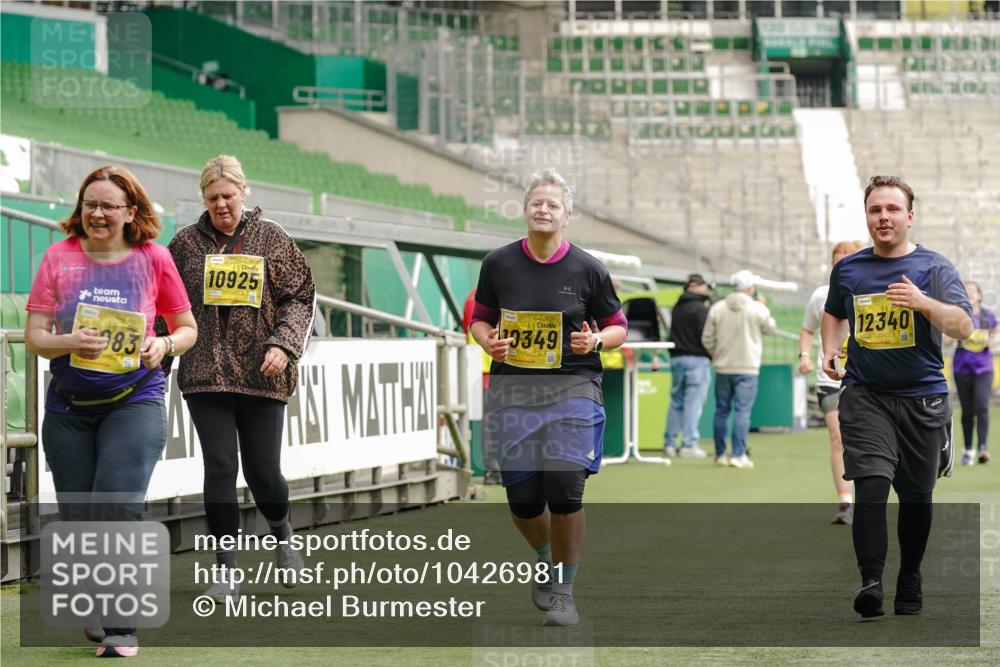 13.09.2026 - 21. swb-Marathon Bremen Michael Burmester http://msf.ph/oto/10426981 13.09.2026 10:50:35 Laufen im Stadion 10533, 10534, 10573, 10627, 10667, 10710, 11031, 11254, 11266, 11352, 11496, 11712, 11780, 11807, 11851, 11942, 12440, 12535, 10161, 10264, 10349, 10535, 10895, 10933, 10970, 11050, 11104, 11181, 11244, 11262, 11296, 11443, 11457, 11529, 11530, 11546, 11573, 11574, 11579, 11639, 11663, 11675, 11760, 12157, 12340, 12444 meine-sportfotos.de
