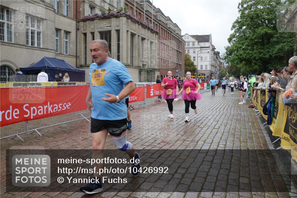 13.09.2026 - Kiel Lauf Yannick Fuchs http://msf.ph/oto/10426992 13.09.2026 11:05:40 Ziel 2365, 3352, 4979, 5888, 5909, 5954, 6162, 6668, 7899, 8498, 9480, 9589, 9747, 10386, 10599, 11618, 12012, 12233, 1186, 1476, 1491, 2070, 2308, 3122, 3159, 3284, 3421, 4262, 5002, 5909, 6447, 7386, 7716, 7860, 8124, 8334, 8949, 9605, 10133, 11094, 11160, 11341, 1359, 2959, 3475, 4058, 4148, 4153, 4392, 4764, 4980, 5187, 5526, 5756, 5925, 6307, 6823, 7942, 8295, 8323, 8452, 8879, 9016, 9279, 9757, 10557, 10830, 11049, 11218, 12133, 12356, 12649 meine-sportfotos.de