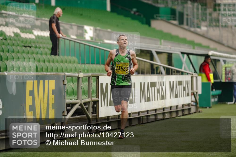 13.09.2026 - 21. swb-Marathon Bremen Michael Burmester http://msf.ph/oto/10427123 13.09.2026 10:17:52 Laufen im Stadion 10597, 12457, 12458, 13501, 13504, 13510, 13515, 13517, 13522, 13533, 13536, 13542, 13543, 13554, 13561, 13567, 13569, 13571, 13572, 13573, 13576, 13579, 13582, 13602, 13603, 13604, 13623, 13630, 13635, 13643, 13525 meine-sportfotos.de