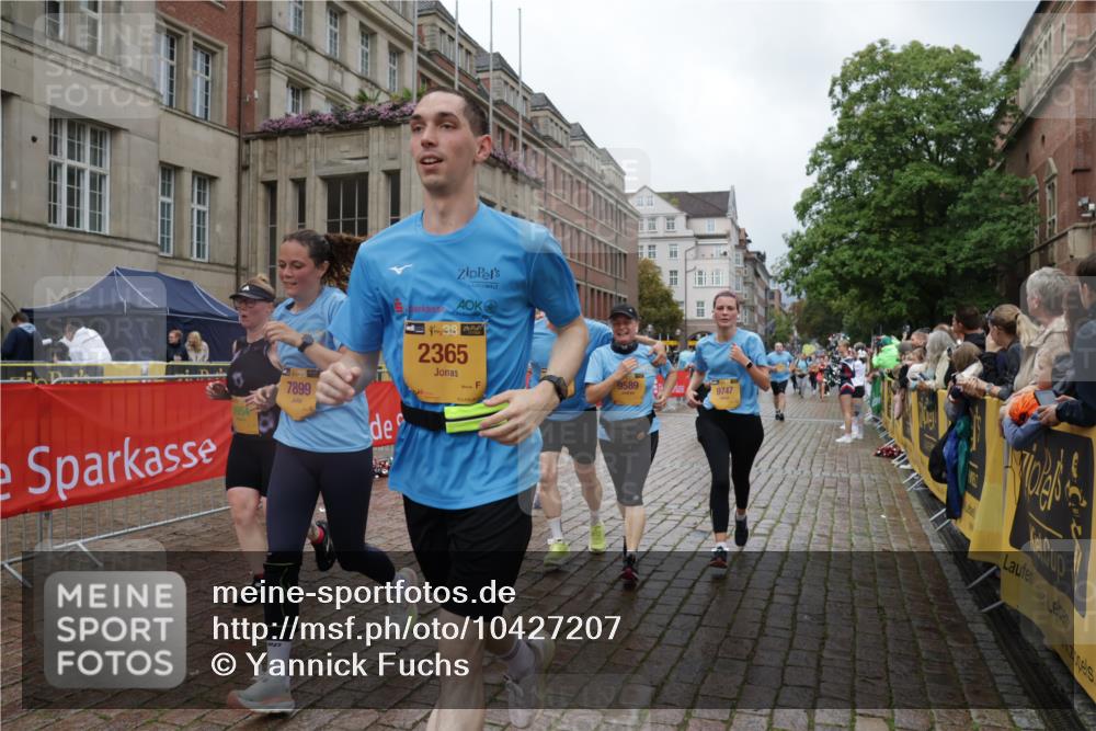 13.09.2026 - Kiel Lauf Yannick Fuchs http://msf.ph/oto/10427207 13.09.2026 11:06:06 Ziel 799, 1111, 1359, 2781, 2782, 3618, 4392, 4980, 5187, 5229, 6307, 7045, 7452, 7942, 8295, 8452, 9757, 10830, 11218, 11372, 12048, 12133, 12356, 12646, 12647, 2365, 2959, 3352, 3475, 4058, 4148, 4153, 4764, 4979, 5526, 5756, 5888, 5925, 5954, 6162, 6668, 6823, 7899, 8323, 8498, 8879, 9016, 9279, 9480, 9589, 9747, 10386, 10557, 10599, 11049, 11618, 12012, 12233, 12649, 458, 560, 631, 710, 824, 2179, 3201, 3966, 4095, 4614, 5141, 8163, 8400, 9781 meine-sportfotos.de