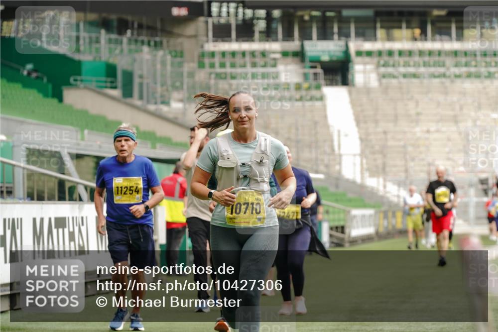 13.09.2026 - 21. swb-Marathon Bremen Michael Burmester http://msf.ph/oto/10427306 13.09.2026 10:51:30 Laufen im Stadion 10387, 10533, 10534, 10573, 10627, 10650, 10667, 10967, 10968, 11025, 11031, 11161, 11195, 11266, 11341, 11352, 11496, 11538, 11780, 11807, 12377, 12408, 12535, 12546, 10264, 10292, 10349, 10407, 10440, 10732, 10789, 10925, 10933, 11104, 11262, 11423, 11443, 11541, 11639, 11663, 11698, 11980, 12083, 12157, 12340, 12444, 12471, 12472, 12542, 12561 meine-sportfotos.de